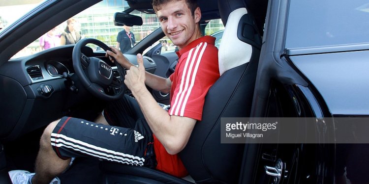 Thomas Mueller of Bayern poses