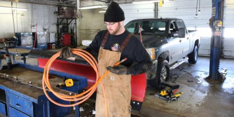 Self-serve auto shops cater to