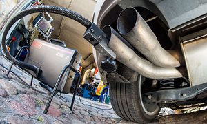 A measuring hose for emissions inspections in diesel engines sticks in the exhaust tube of a Volkswagen Golf 2.0.